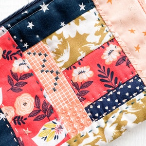 Handmade Peach and Navy Floral Patchwork Zip Pouch Makeup Bag Purse 18cm x 13cm Zip 100% Cotton Hand Quilted Embroidered Bild 5