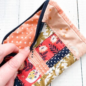 Handmade Peach and Navy Floral Patchwork Zip Pouch Makeup Bag Purse 18cm x 13cm Zip 100% Cotton Hand Quilted Embroidered Bild 4