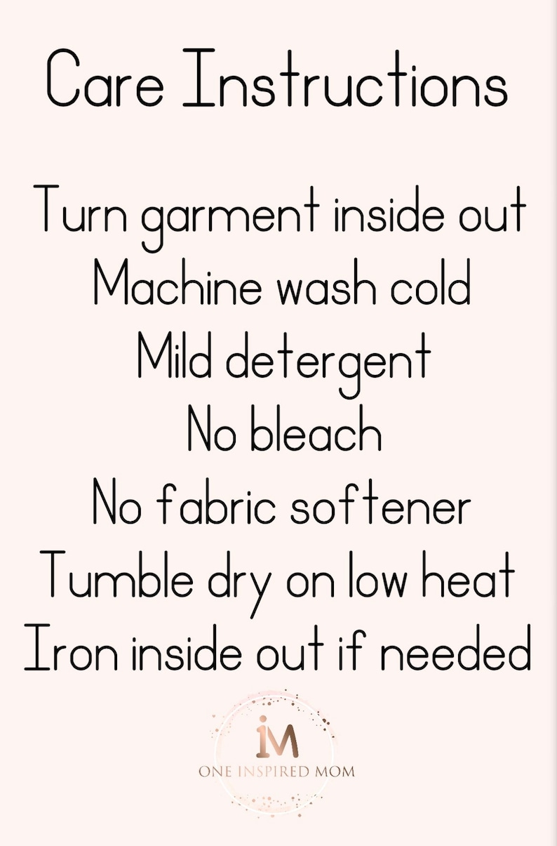 Op de afbeelding: Wasinstructies voor een kledingstuk: Kledingstuk binnenstebuiten keren, koud wassen in de machine, mild wasmiddel, geen bleekmiddel, geen wasverzachter, drogen in de droger op lage temperatuur, binnenstebuiten strijken indien nodig. De tekst "One Inspired Mom" staat onderaan de afbeelding.