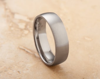 Titaniumring • Moderne herenring • Matte afwerking • Traditioneel court-profiel • Slijtvaste industriële band • Gepersonaliseerde ring •