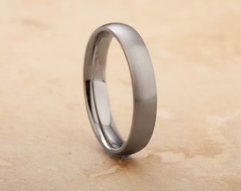 Ring van satijnafwerking titanium • Moderne herenring • Matte afwerking • Traditioneel court-profiel • Slijtvaste industriële band • Gepersonaliseerde ring