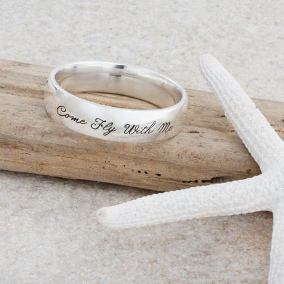 Anillo grabado con laser con diseno de letra de cancion Etsy Mexico