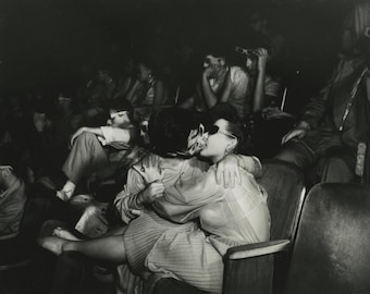 Vintage Lovers en el Palace Theatre 1945 Weegee the Famous Kissing Kiss New York City NYC Manhattan Iconic Photo Romantic