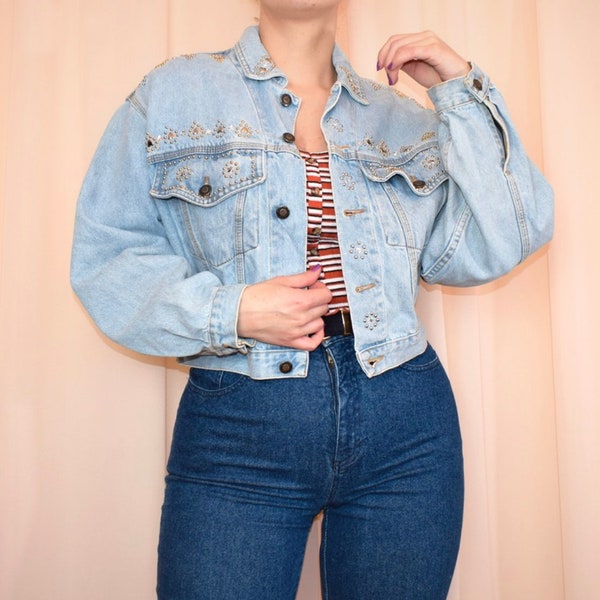 Vintage des années 90 clouté Bejeweled bleu clair veste en jean taille UK10 UK12 UK14 vintage cadeaux pour elle