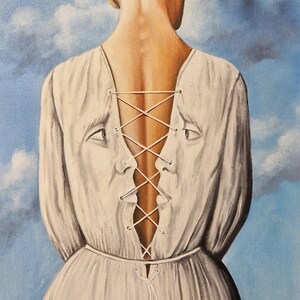 Puede incluir: Una pintura de una mujer de espaldas al espectador, vestida con un vestido blanco con lazada en la espalda. Las lazadas están atadas de forma que crean dos caras en la parte posterior del vestido. El fondo es un cielo azul con nubes blancas.