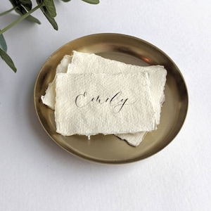 Cartes de place en papier faites à la main // Calligraphie moderne // Mariage // Fête // Blanc // Noms de lieux
