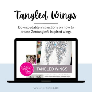 Può includere: Schermo di un laptop che mostra un sito web con istruzioni scaricabili su come creare ali ispirate a Zentangle. Il sito web si chiama "Salted Pink Studio" e presenta un'illustrazione in bianco e nero di ali con accenti blu. Il testo "Tangled Wings" è visualizzato in un carattere grande.
