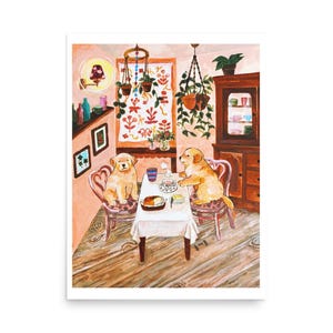 Puede incluir: Dos perros golden retriever están sentados a una mesa con un mantel blanco, disfrutando de una comida. La mesa está puesta con un plato de comida, una taza y un platillo, y un cuchillo de mantequilla. Los perros están sentados en sillas con tapicería floral. La habitación está decorada con plantas, una colcha y un armario de madera.