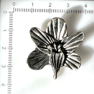 Orchid Pendant Charm/Pendant 30mm detailed silver pewter Orchid Flower Pendant Vintage NOS P09