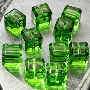 Kelly Green Faceted Cube Crystal Beads, set of 20, 7mm Beads! Strong clear 7mm bright green Vintage Kelly Green Color crystal B60.20.
