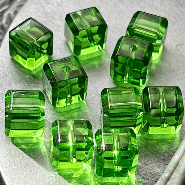 Kelly Green Faceted Cube Crystal Beads, set of 20, 7mm Beads! Strong clear 7mm bright green Vintage Kelly Green Color crystal B60.20.