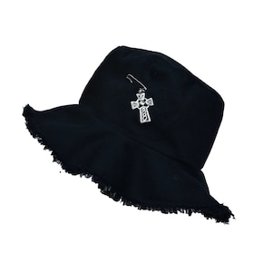 Schwarzer Hut im Gothic-Stil, mit ausgefranstem Rand
