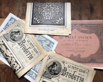 Pode incluir: Uma coleção de livros de padrões de bordado vintage com títulos franceses, incluindo "Le Petit Echo de la Broderie" e "Le Filet Ancien au Point de Reprise". Os livros apresentam desenhos e ilustrações intrincados.
