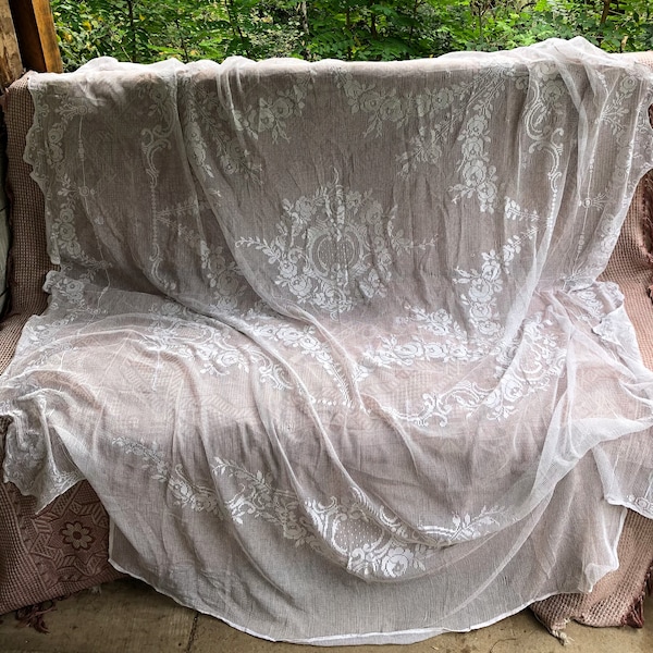 Throw Lace French Coverlet