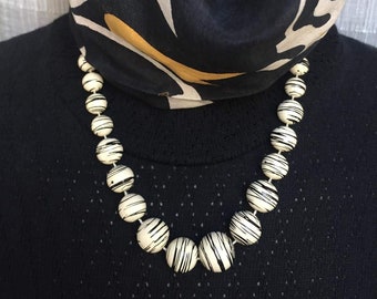 Black & White STRIPED PEARLS NECKLACE Vintage 70 Woman Chunky Pearls Zebra Beads Necklace