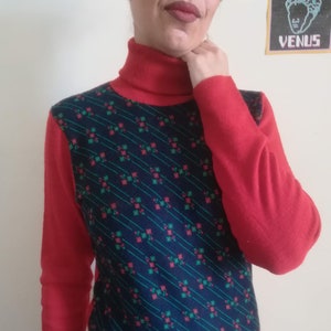F.C.F. PULL COL ROULÉ vintage 80 Femme Pull Top Laine Rouge Bleu Floral Pull Sur-cou Polo Fabriqué en Italie sz. 6