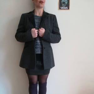 Vintage Bouclé Wool Blazer: Grey Velvet Lapel Jacket (Size 42)