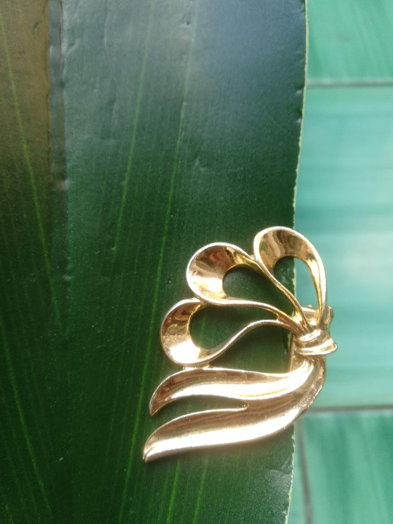 RIBBON SCARF CLIP Vintage 80 Woman Brooch Gold Tone Metal Ribbon Scarf Clip Shawl Clasp