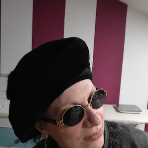 Béret basque en velours vintage 90 « Baby Angel conçu par Elio Fiorucci » chapeau femme velours noir béret peintre français artiste basque