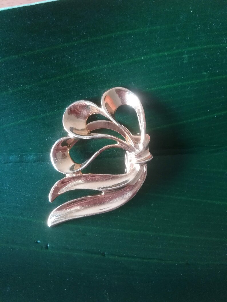 RIBBON SCARF CLIP Vintage 80 Woman Brooch Gold Tone Metal Ribbon Scarf Clip Shawl Clasp