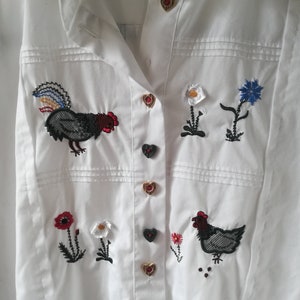 CHEMISE PERESSA TRACHTENBLUSE vintage 70 Chemisier country brodé pour femme Chemise en coton blanc Boutons coeur Manche à carreaux t. DE42