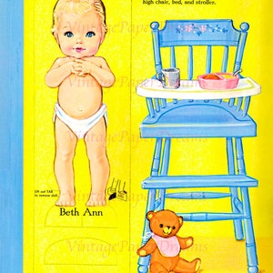 Op de afbeelding: Vintage illustratie met een papieren pop genaamd Beth Ann, een blauwe kinderstoel en een teddybeer. De pop heeft blond haar, blauwe ogen en een luier. De kinderstoel heeft een kopje en een kom op de lade. De teddybeer is bruin met een roze slabbetje.