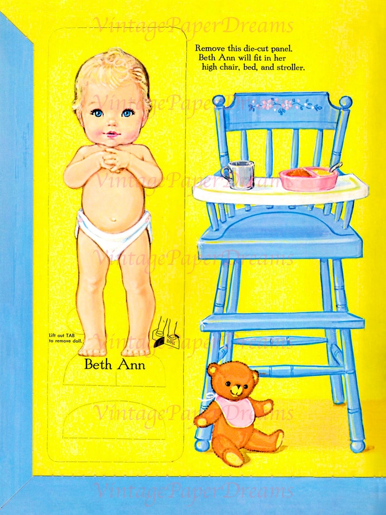 Op de afbeelding: Vintage illustratie met een papieren pop genaamd Beth Ann, een blauwe kinderstoel en een teddybeer. De pop heeft blond haar, blauwe ogen en een luier. De kinderstoel heeft een kopje en een kom op de lade. De teddybeer is bruin met een roze slabbetje.