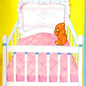 Op de afbeelding: Waterverfillustratie van een witte wieg met een roze gewatteerde deken en kussen. Een kleine bruine teddybeer zit op de rand van het bed. De achtergrond is geel en blauw, met de tekst "Vintage Paper Dreams".