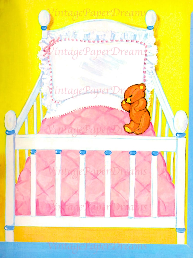 Op de afbeelding: Waterverfillustratie van een witte wieg met een roze gewatteerde deken en kussen. Een kleine bruine teddybeer zit op de rand van het bed. De achtergrond is geel en blauw, met de tekst "Vintage Paper Dreams".