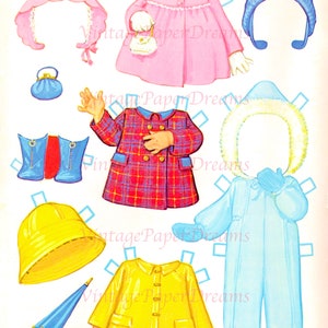 Op de afbeelding: Een vintage papieren poppenvel met diverse outfits. Inclusief een roze jas, blauwe hoed, rood geruite jas, gele regenjas, blauwe paraplu en een blauw sneeuwpak. De outfits zijn in een kleurrijke, ge&iuml;llustreerde stijl.