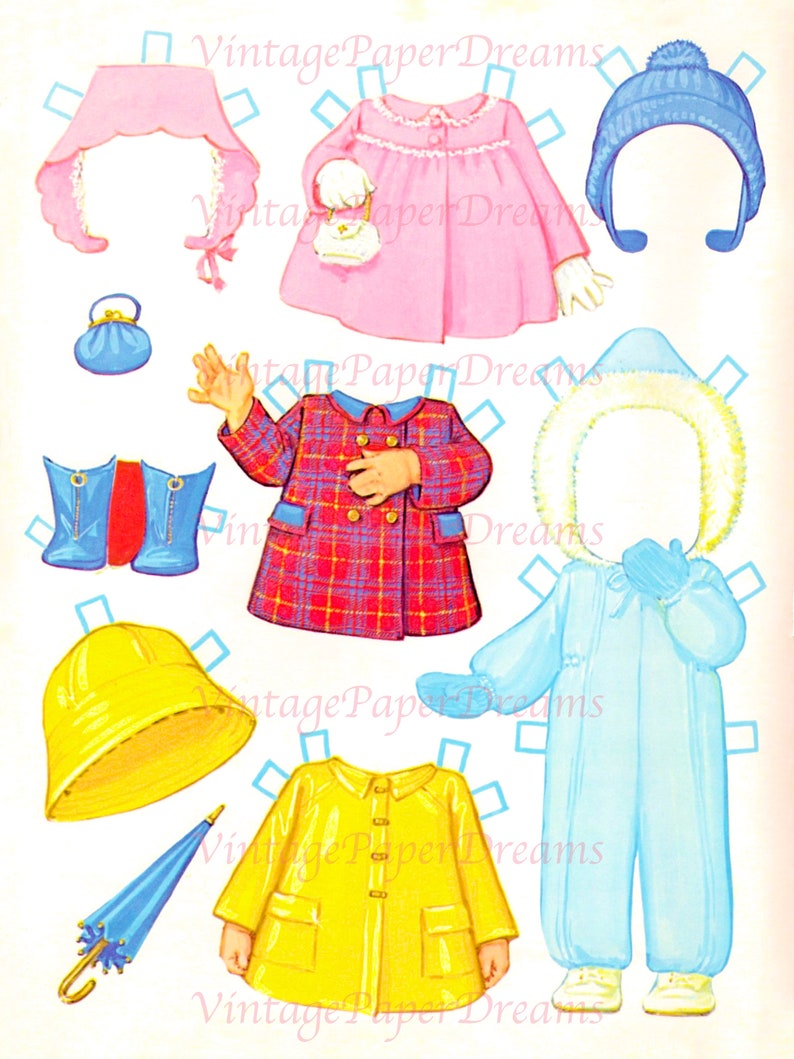 Op de afbeelding: Een vintage papieren poppenvel met diverse outfits. Inclusief een roze jas, blauwe hoed, rood geruite jas, gele regenjas, blauwe paraplu en een blauw sneeuwpak. De outfits zijn in een kleurrijke, ge&iuml;llustreerde stijl.