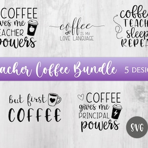 Puede incluir: Un conjunto de cinco diseños SVG en blanco y negro con tazas de café y texto relacionado con los profesores y el café. El texto incluye frases como "El café me da poderes de profesor" y "Pero primero café".