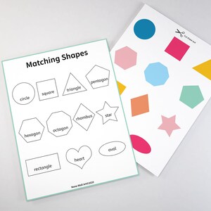 Op de afbeelding: Een printbaar werkblad voor kinderen om vormen te leren. Het werkblad bevat een lijst met vormen met hun namen, zoals cirkel, vierkant, driehoek, vijfhoek, zeshoek, achthoek, ruit, ster, rechthoek, hart en ovaal. Er zijn ook gekleurde uitsteekvormen om te matchen met de namen op het werkblad.