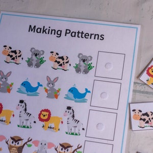 以下が含まれることがあります： 「Making Patterns」というタイトルのワークシートで、さまざまな動物のイラストが描かれています。ワークシートには空白があり、子供たちは対応する動物の画像を一致させることでパターンを完成させることができます。