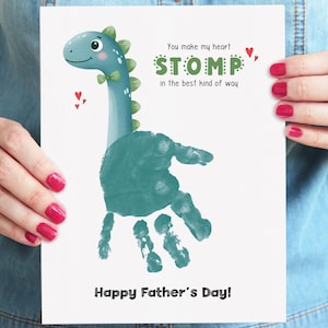 Lavoretto con le impronte delle mani per la festa del papà / Biglietto di auguri stampabile con dinosauro per papà / Mi fai battere il cuore / Regalo fai da te per bambini / Simpatico ricordo di dinosauro per papà