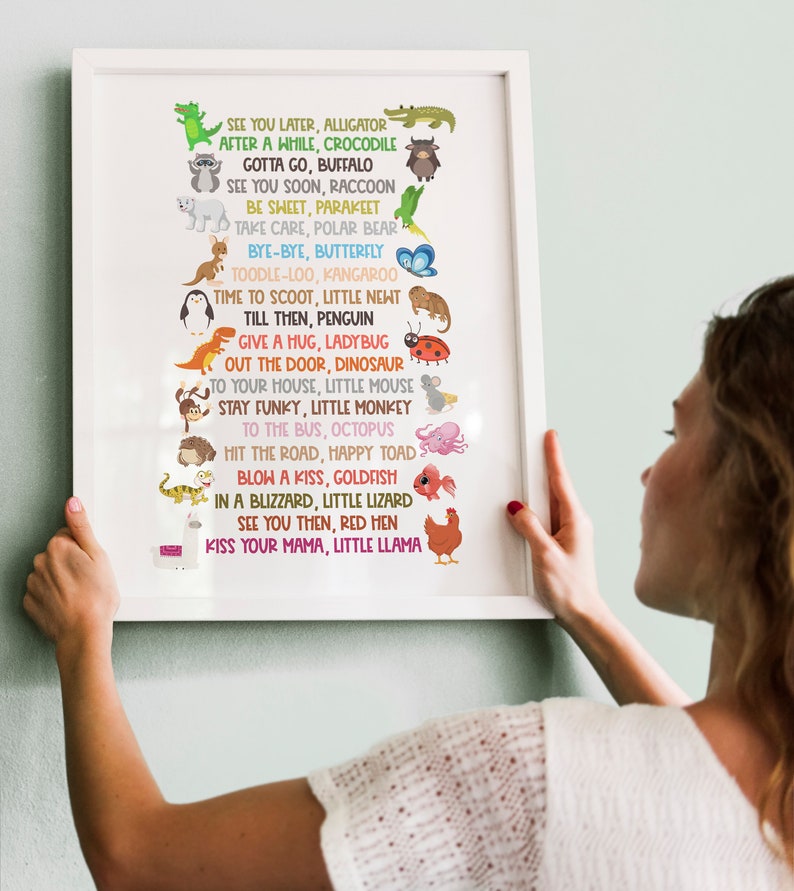 Pu&ograve; includere: Un'arte da parete stampabile colorata con un elenco di frasi in rima con illustrazioni di animali. Le frasi includono "See you later, alligator", "After a while, crocodile", "Gotta go, buffalo", "See you soon, raccoon", "Be sweet, parakeet", "Take care, polar bear", "Bye-bye, butterfly", "Toodle-loo, kangaroo", "Time to scoot, little newt", "Till then, penguin", "Give a hug, ladybug", "Out the door, dinosaur", "To your house, little mouse", "Stay funky, little monkey", "To the bus, octopus", "Hit the road, happy toad", "Blow a kiss, goldfish", "In a blizzard, little lizard", "See you then, red hen", "Kiss your mama, little llama".
