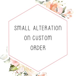 Peut inclure: Un cadre hexagonal avec un contour rose, entouré de fleurs d'aquarelle dans des tons de rose et de blanc. Le texte à l'intérieur du cadre est "SMALL ALTERATION on CUSTOM ORDER".