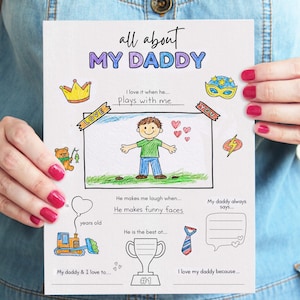 Puede incluir: Una hoja imprimible para rellenar titulada "all about MY DADDY". La hoja presenta ilustraciones de una corona, una máscara de superhéroe, un oso de peluche, un rayo, un corazón, un trofeo y una corbata.