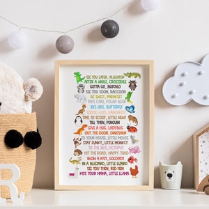 Pu&ograve; includere: Un'arte da parete stampabile colorata che presenta un elenco di frasi a tema animale con illustrazioni di ogni animale. Le frasi includono "Ci vediamo dopo, alligatore", "Dopo un po', coccodrillo", "Devo andare, bufalo", "Ci vediamo presto, procione", "Stai attento, orso polare", "Ciao, farfalla", "A presto, canguro", "&Egrave; ora di andare, piccola salamandra", "A presto, pinguino", "Fai un abbraccio, coccinella", "Fuori dalla porta, dinosauro", "A casa tua, topolino", "Rimani figo, scimmietta", "Prendi la strada, rospi felici", "Soffia un bacio, pesce rosso", "In una bufera di neve, piccola lucertola", "Ci vediamo dopo, gallina rossa", "Bacia la tua mamma, piccola lama".