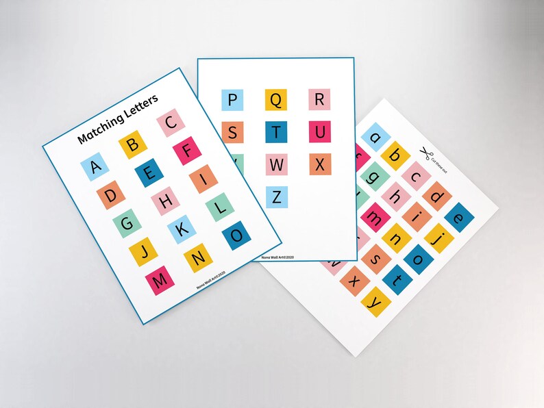 Op de afbeelding: Drie afdrukbare alfabet-matchingkaarten met kleurrijke vierkanten met hoofdletters. De kaarten zijn gelabeld "Matching Letters" en bevatten de letters A tot en met Z.