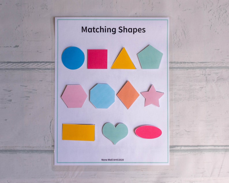 Op de afbeelding: Een printbaar werkblad voor het matchen van vormen. Het werkblad bevat een verscheidenheid aan vormen in verschillende kleuren, waaronder een cirkel, een vierkant, een driehoek, een vijfhoek, een zeshoek, een ruit, een ster, een rechthoek, een hart en een ovaal. De titel van het werkblad is "Matching Shapes".