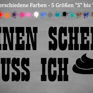 Op de afbeelding: Zwarte en witte grafische tekst die "EINEN SCHEIB MUSS ICH" leest met een zwarte cartoon poep emoji. De tekst is in een vet, blokkerig lettertype.