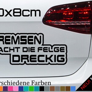 Könnte beinhalten: Schwarz-weißer Vinyl-Aufkleber mit dem Text "Bremsen Macht Die Felge Dreckig" in einer fetten, blockigen Schrift. Der Aufkleber ist 20 cm x 8 cm groß und wird auf der Rückseite eines weißen Autos gezeigt. Der Text "21 verschiedene Farben" befindet sich unter dem Aufkleber, und darunter befindet sich eine Reihe von 21 Farbmustern.