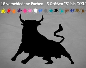 May include: Black silhouette of a bull, facing left, with its head turned to the right. The bull is standing on its hind legs with its front legs raised. The bull's tail is curled up. The image is on a gray background. 18 verschiedene Farben - 5 Größen "S" bis "XXL"