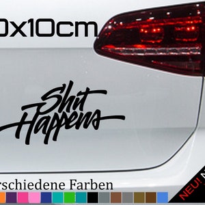 Op de afbeelding: Een zwarte vinyl sticker met de tekst "Shit Happens" in een gestileerd lettertype. De sticker is 20 cm bij 10 cm en wordt getoond op de achterkant van een witte auto. De afbeelding toont ook 21 verschillende kleuropties voor de sticker.