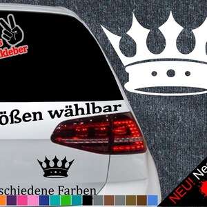 Puede incluir: Un coche blanco con una pegatina de corona negra en la ventana trasera. La pegatina dice "6 Größen wählbar" y "21 verschiedene Farben". También hay muestras de color debajo del texto.