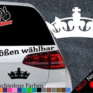 Puede incluir: Una pegatina de corona blanca disponible en 6 tamaños. La pegatina se muestra en la parte trasera de un coche blanco. El texto "6 Größen wählbar" es visible en el coche. La pegatina está disponible en 21 colores, incluidos los colores neón.