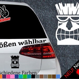 Könnte beinhalten: Ein weißes Auto mit einem schwarz-weißen Tiki-Gesichtsaufkleber auf der Heckscheibe. Der Aufkleber lautet "6 Größen wählbar" und "21 verschiedene Farben". Unter dem Text befinden sich auch Farbmuster. Der Aufkleber ist in 6 Größen und 21 Farben erhältlich.