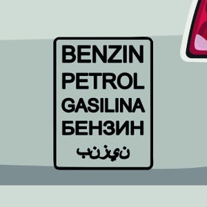 Puede incluir: Una pegatina blanca con texto negro que dice "BENZIN PETROL GASILINA БЕНЗИН  بنزين"