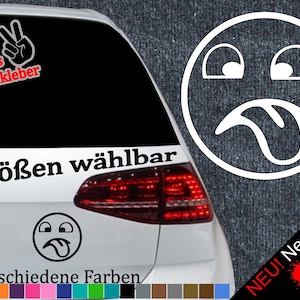 以下が含まれることがあります： 白い車のリアウィンドウに、白黒のスマイリーフェイスのステッカーが貼ってあります。ステッカーは舌を出しています。「6 Größen wählbar」というテキストがステッカーの下の車に書かれています。「21 verschiedene Farben」というテキストがテキストの下に書かれています。テキストの下にはカラーサンプルがあります。